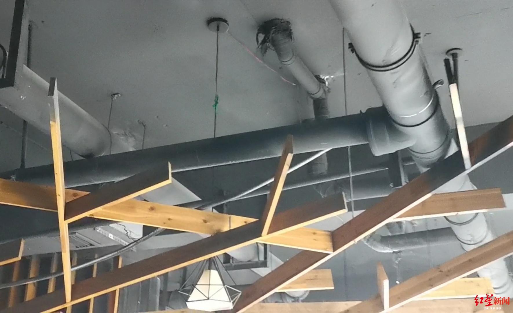 ↑天花板上的排污管
