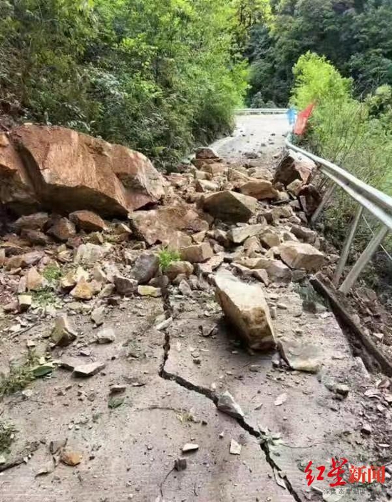 道路垮塌严重