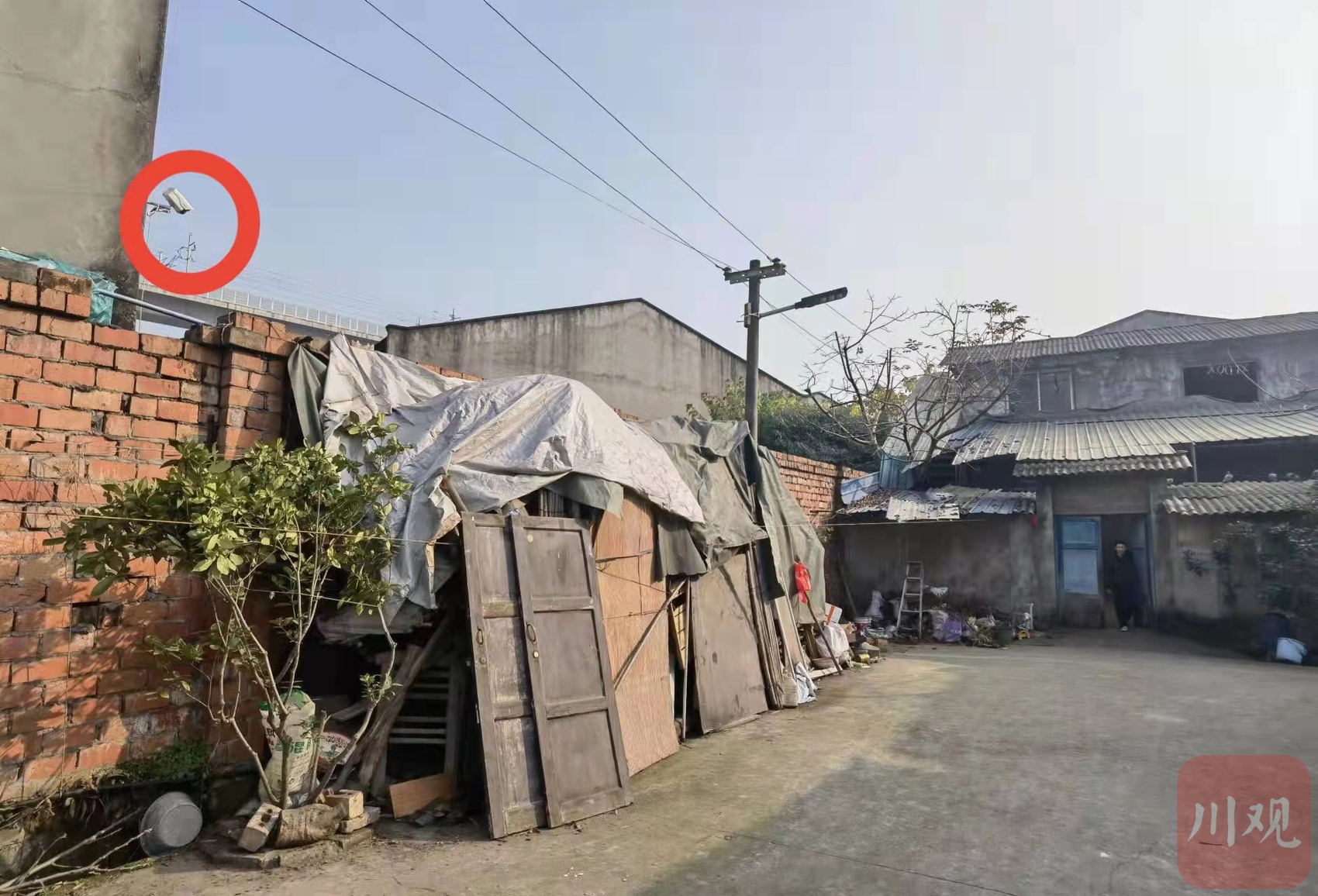 对向杨先生家的摄像头