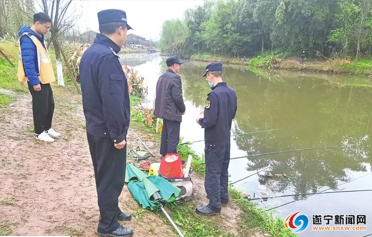 城管执法人员对垂钓人员进行劝导