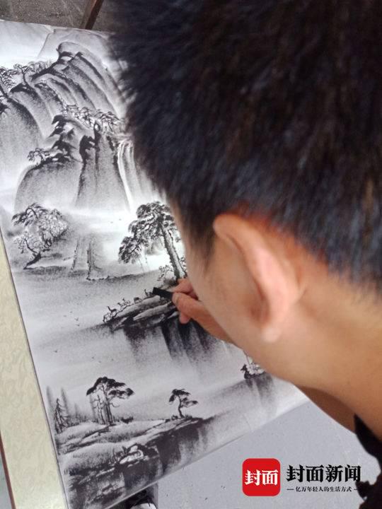 父母离异 少年为找饭吃学画画