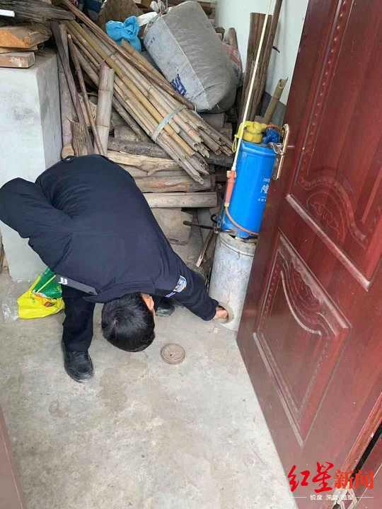 民警帮忙找钱