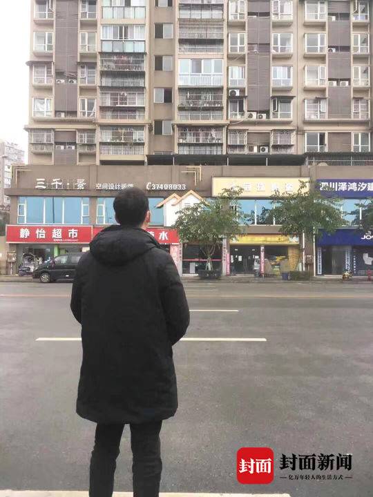 周李与子女隔街相望