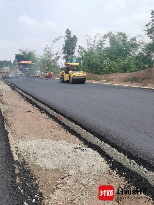 成资渝高速正在进行路面铺设施工。