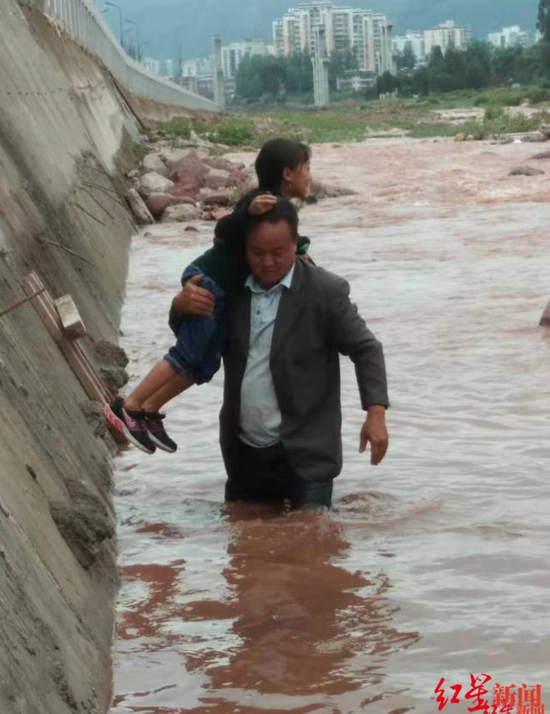 　↑2019年，尔古瓦体在河道中救起被困儿童