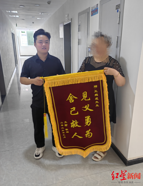 听到小女孩呼救，正在江边散步的辅警冲过去跳江救人