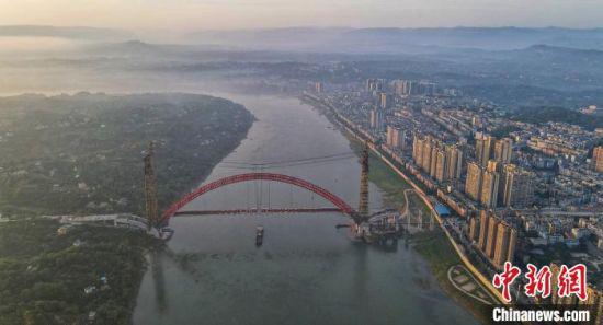 圖為晨曦中的合江長(zhǎng)江公路大橋。 劉忠俊 攝