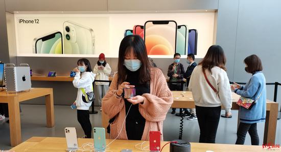　在苹果手机直营店，有消费者在选购iPhone12