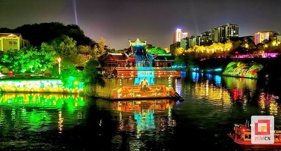 夜幕下的釜溪河是一幅流动的光影画卷 曾涛 摄