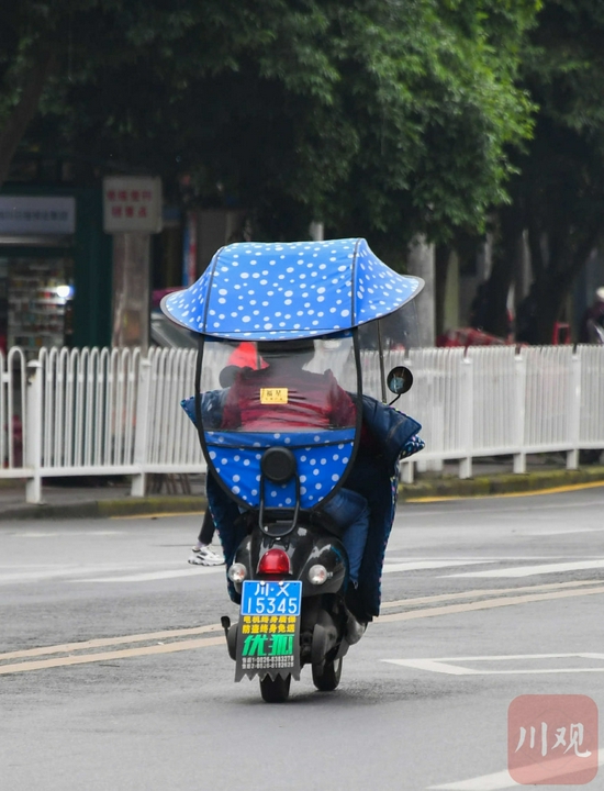 近日，广安城区街头行驶的两轮电动车。张国盛 摄（视觉四川）