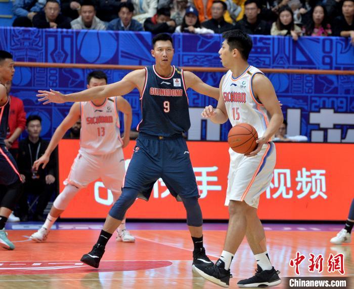 易建联在攻防两端都表现惊艳。 李勇 摄