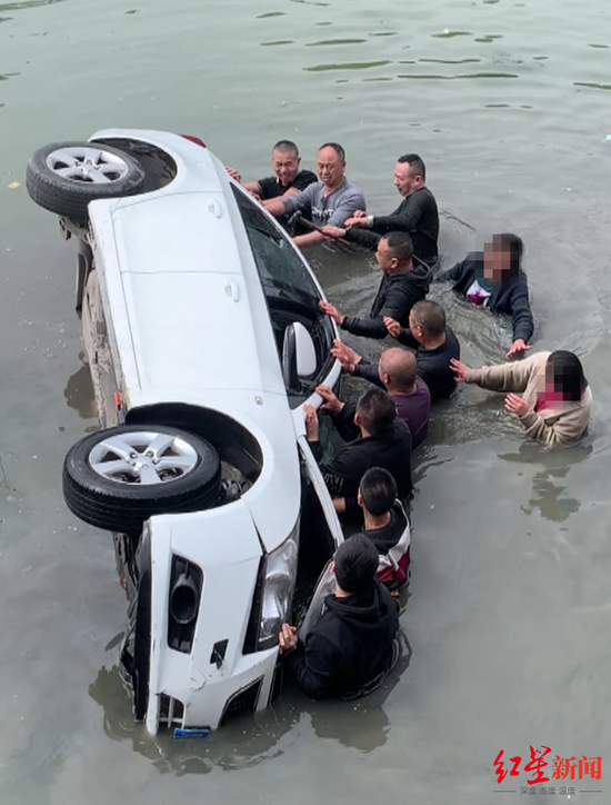↑轿车落水，9位热心市民（男子）现场救援 视频截图
