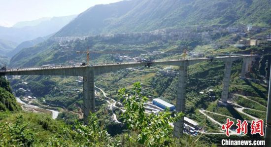 正在建設(shè)中的金陽河“三峽連心橋”。 郭妍 攝