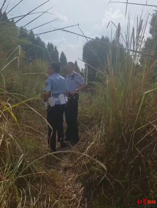 ↑民警冒著烈日在山上搜尋尹某