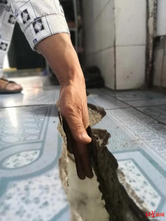 　↑地面开裂可以放入手掌