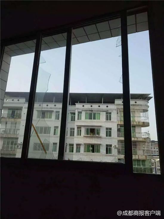 ▲被砸碎的窗户玻璃