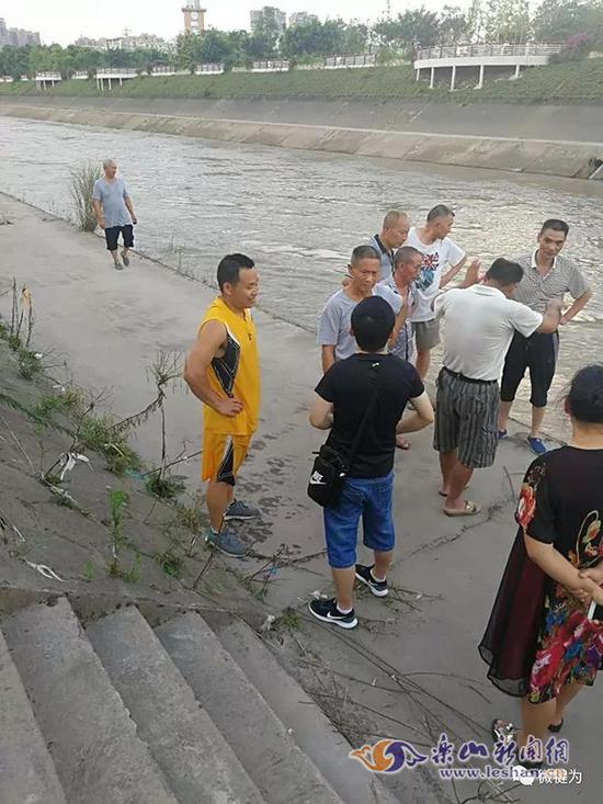 “黄衣哥”魏道兴(左一)在分洪濠救人现场