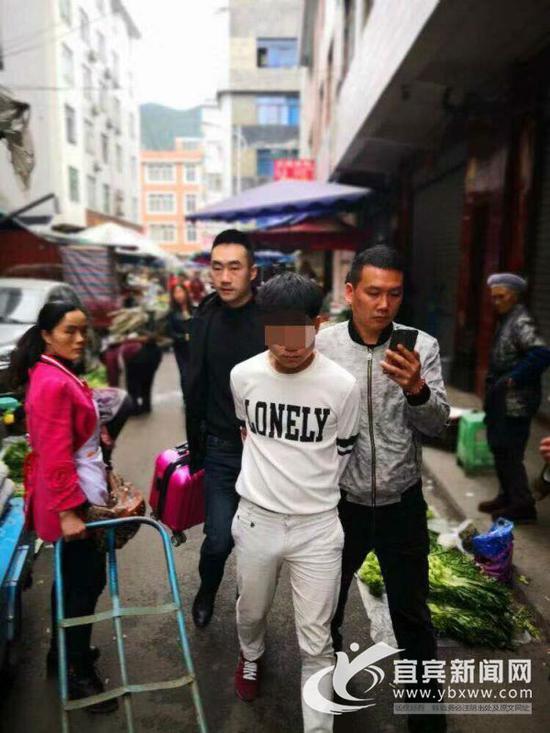 民警抓捕犯罪嫌疑人。(田春桃 供图)