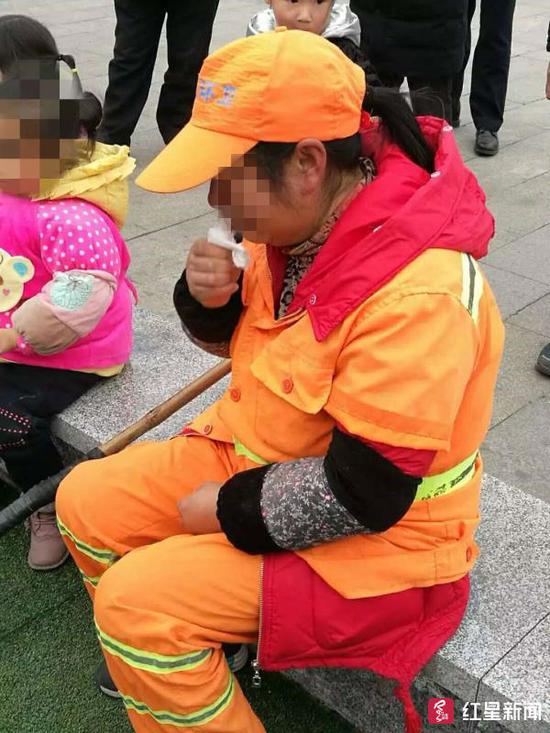 ↑环卫工人被打后伤心哭泣 丹棱警方供图