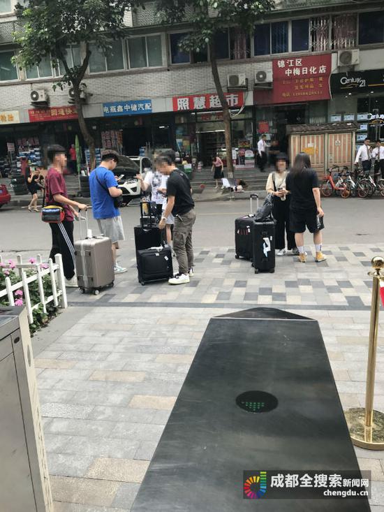 想要进小区入住但被劝阻在外的游客