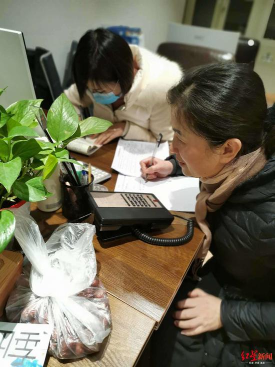 ↑通过电话为市民提供疏导