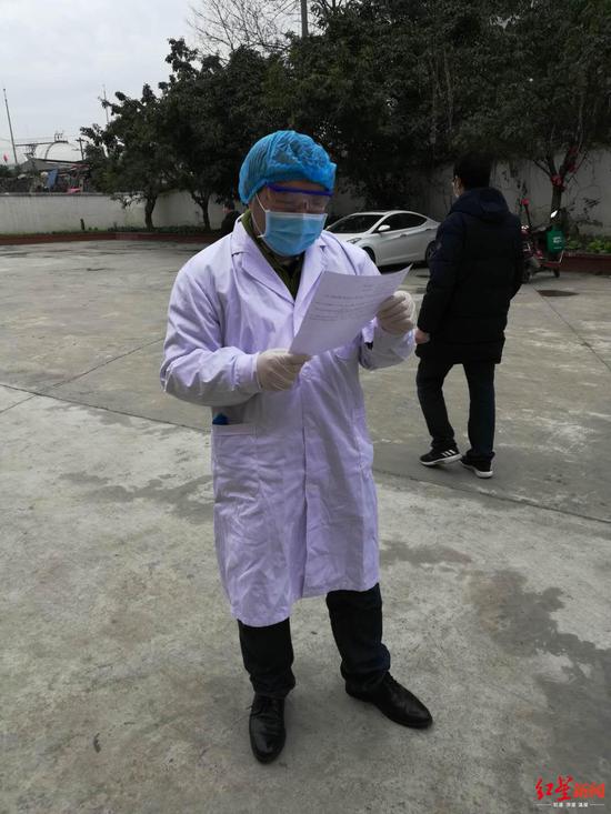 冯新荣在隔离点做心理咨询服务