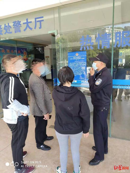 　派出所民警对三名归国人员进行法治宣传