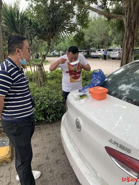 ↑途中警員以干糧為主食。