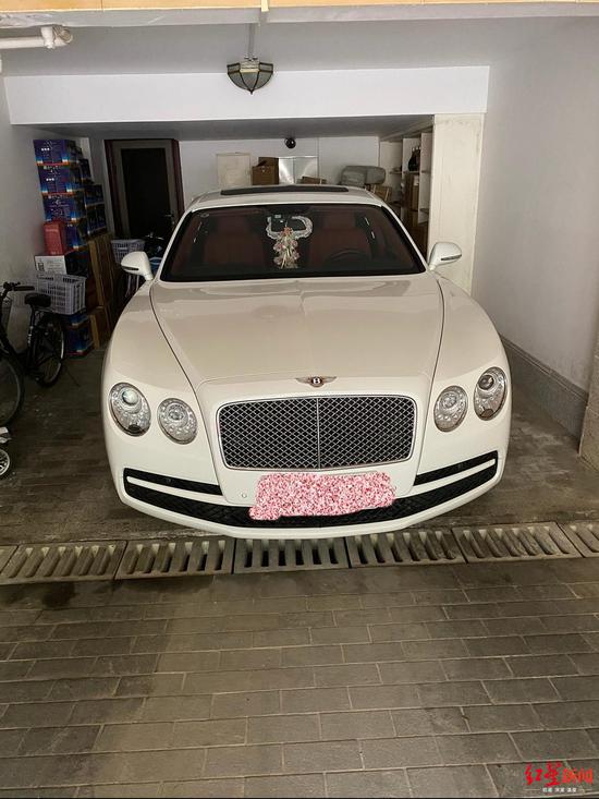 ↑章先生購(gòu)買的賓利轎車價(jià)值310萬(wàn)元。
