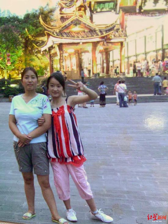 　刘彩霞（右）和妈妈