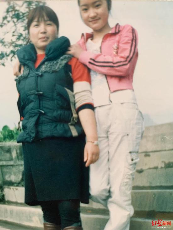 　刘彩霞（右）和妈妈
