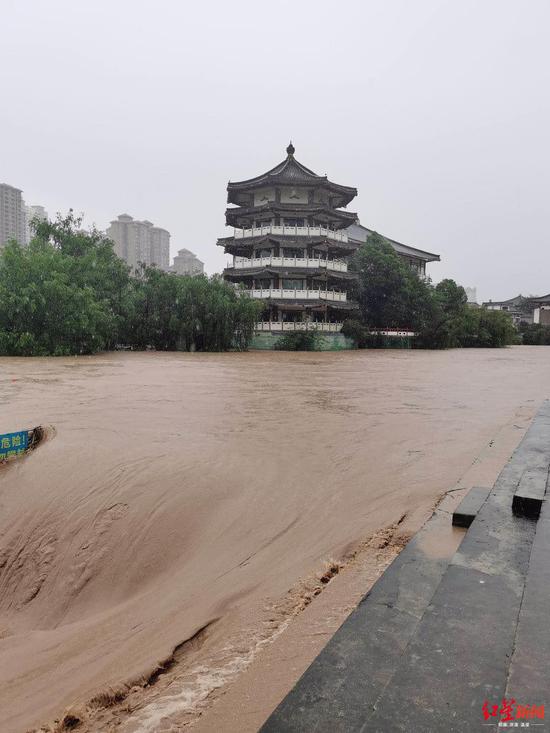 ↑广元市城区南河水位猛涨，拦河坝淹沒。燕巧、高志农 摄