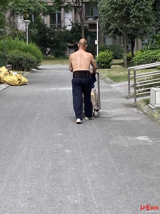 ↑黄保全背影。