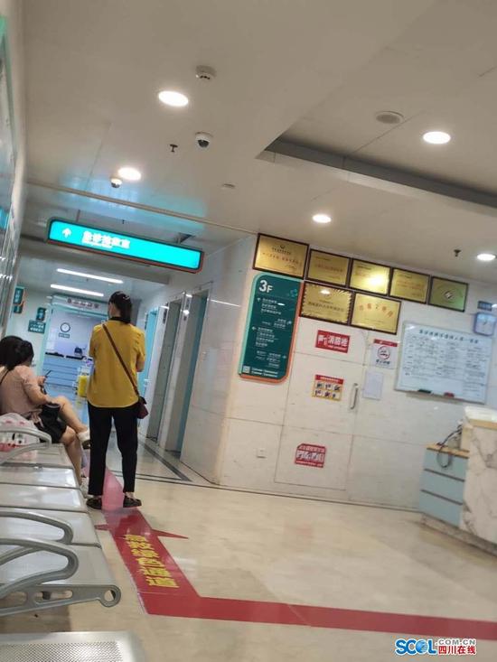 8月22日凌晨12點50分,急診醫學部門外, 川報瀘州全媒體中心拍攝