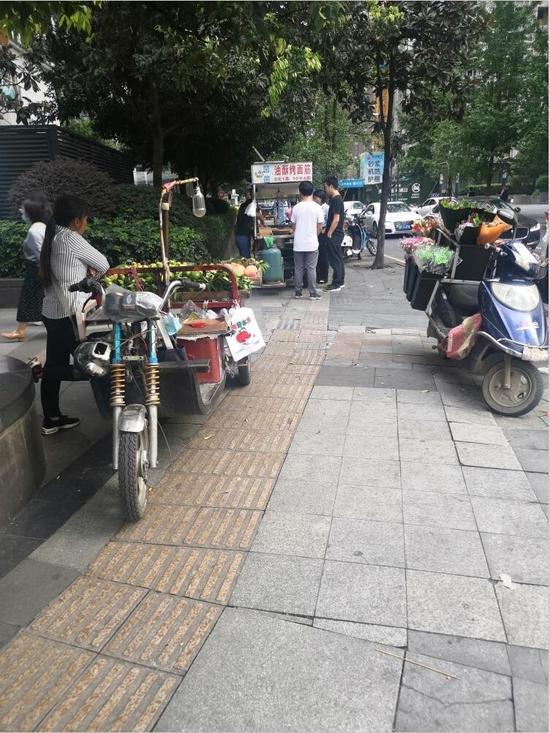成都市萃華路攤販占用盲道