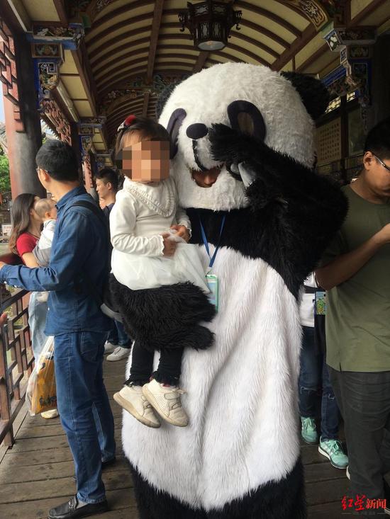 ↑游客与“卡通人”合影