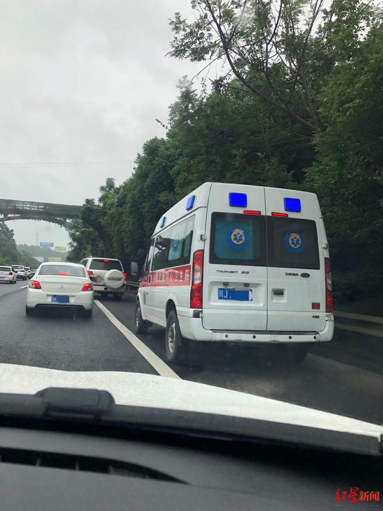救護車經過,仍有侵占應急車道車輛