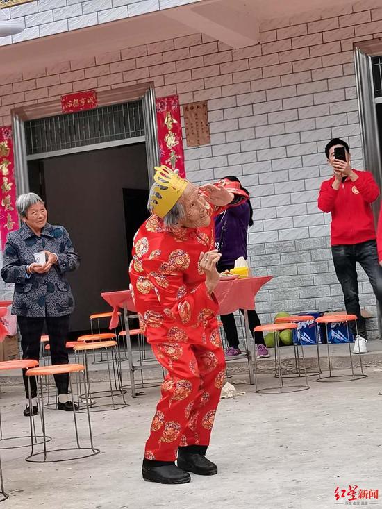 90岁老人与年轻演员“斗舞”