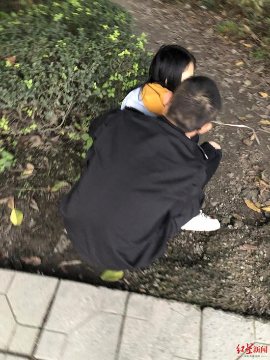 輕生女子反復掙扎,試圖掙脫,李昌有雙手環(huán)扣,絲毫不敢放