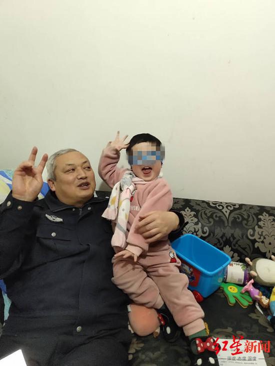 李立川和女兒茜茜在一起