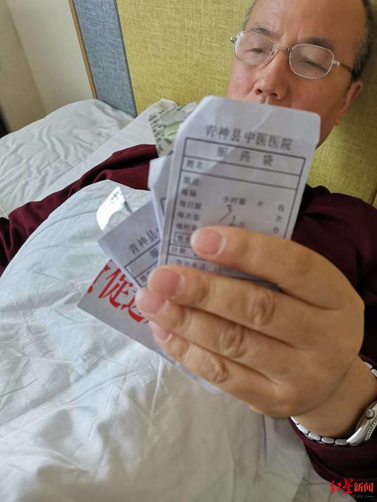 苏元良老人展示自己在青神县中医院开的药