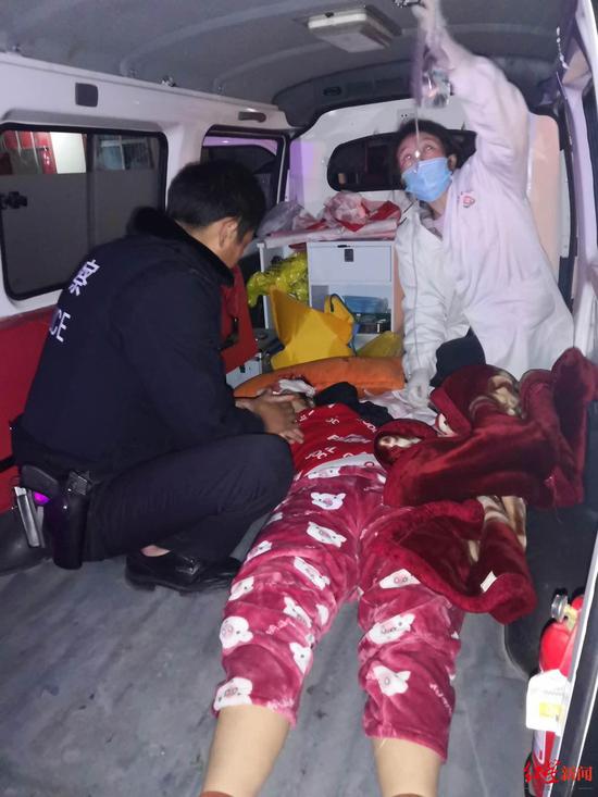 救援人員救助謝女士