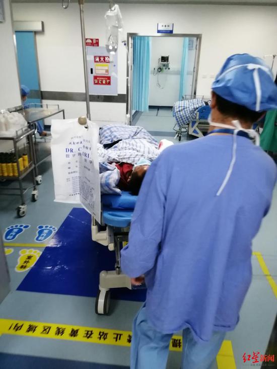 ↑胡建德被緊急送醫。