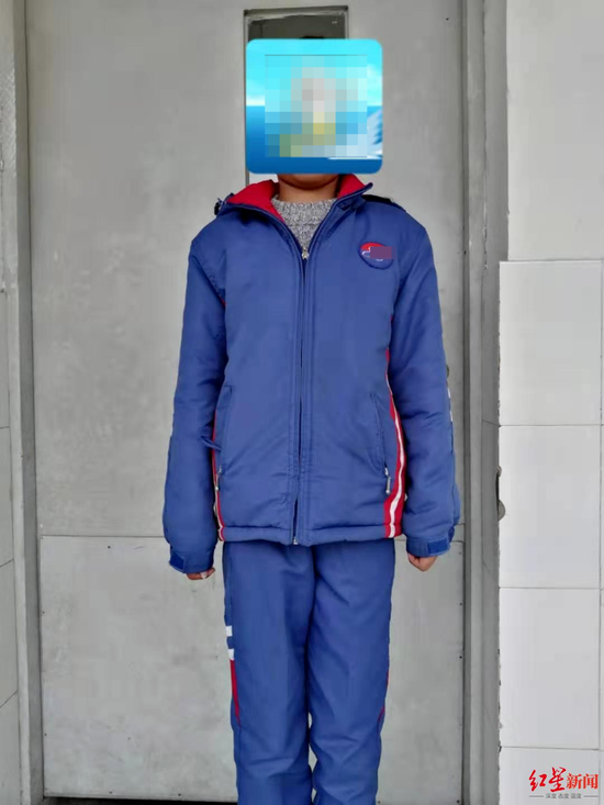 鄭杰離家出走時身穿的校服樣式