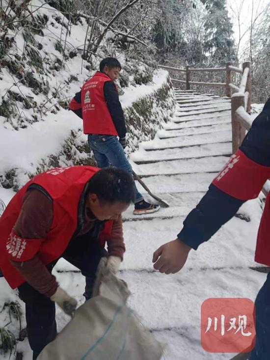 九峰山上简单的石梯和护栏