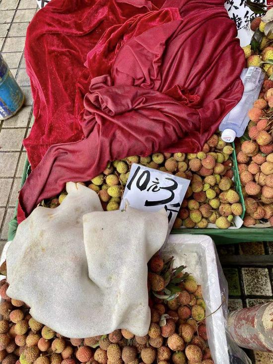 广州市场上的荔枝。
