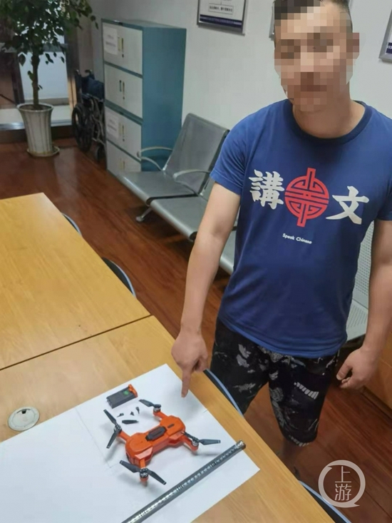 ▲涉案男子指認機場內發現的小型無人機。圖片來源/四川省公安廳