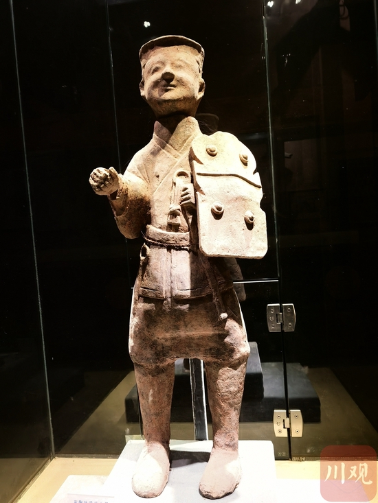 一级文物：东汉灰陶执盾武士俑（汉城博物馆供图）