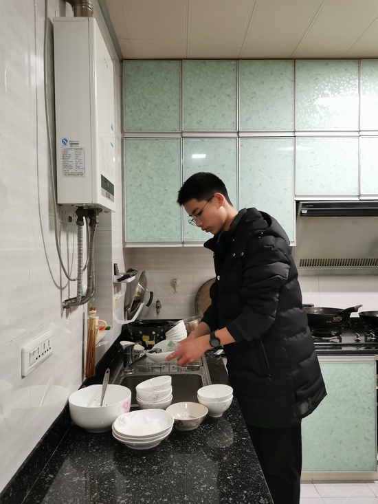 　高一学生郭濠源正在家里洗碗 受访者提供