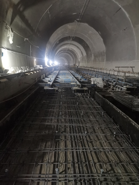 邓家湾隧道无砟轨道建设施工现场。鲁智勇供图